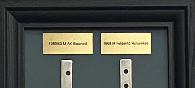 „Gyűjtői falidekor – AK bajonett és 1968 M rohamkés pengékkel, réztáblával” - Image 3